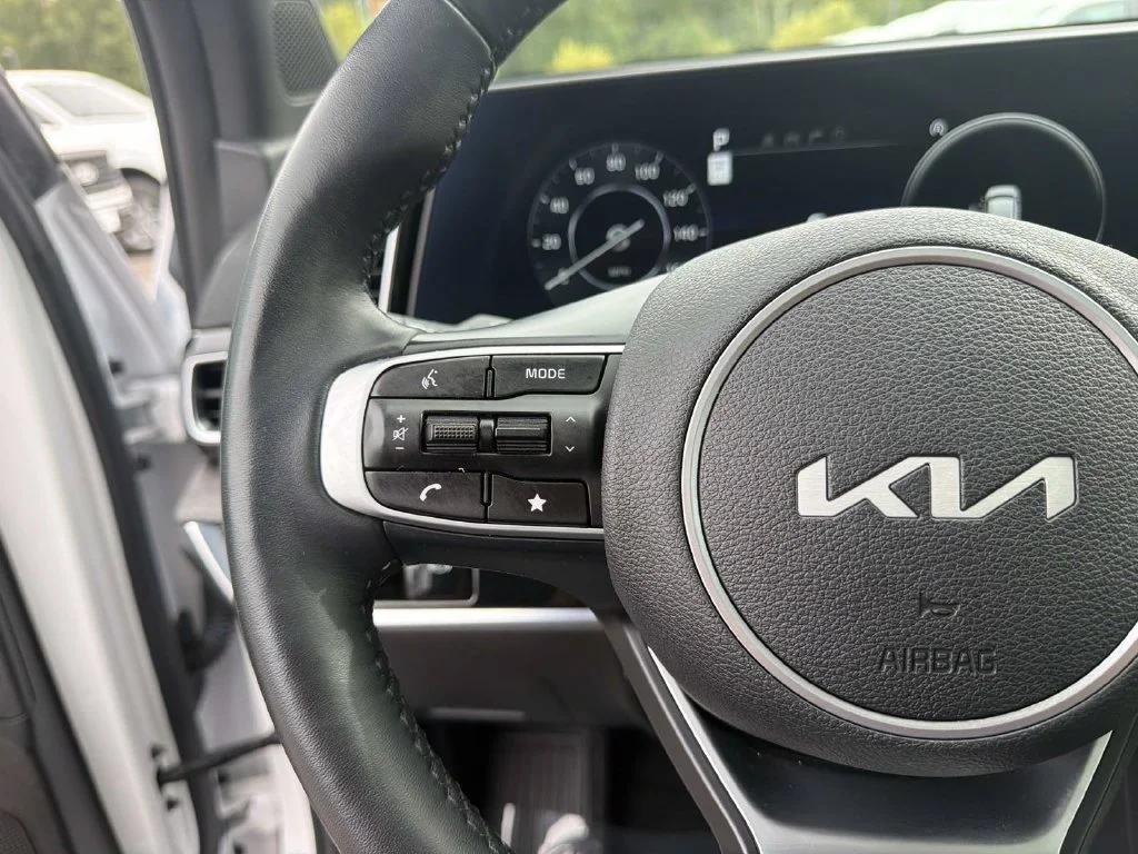 Used 2023 White Kia X-Pro Prestige image 17