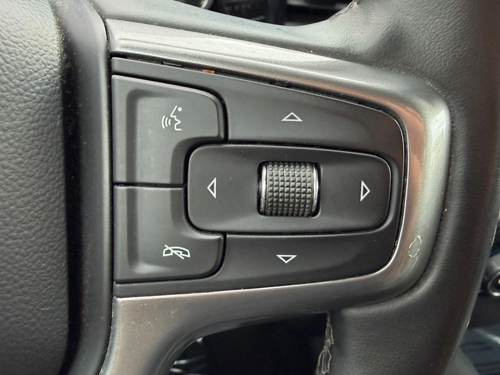 Used 2025 Summit White Chevrolet LT DRW image 23