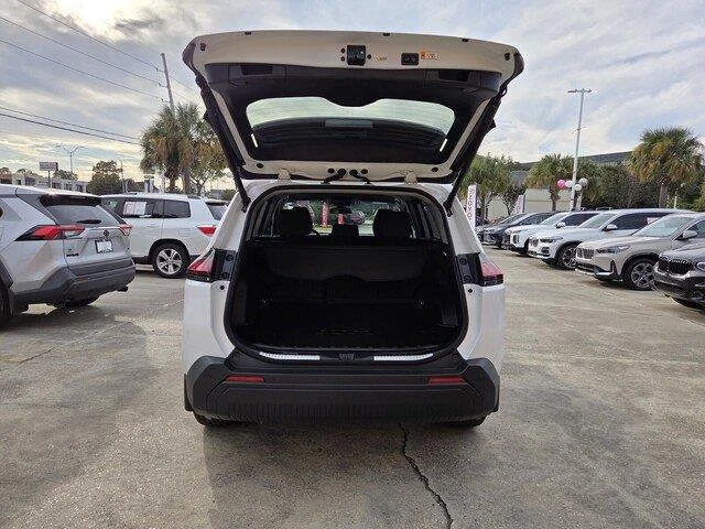 Used 2026 Ice Cap Toyota XLE Premium image 27
