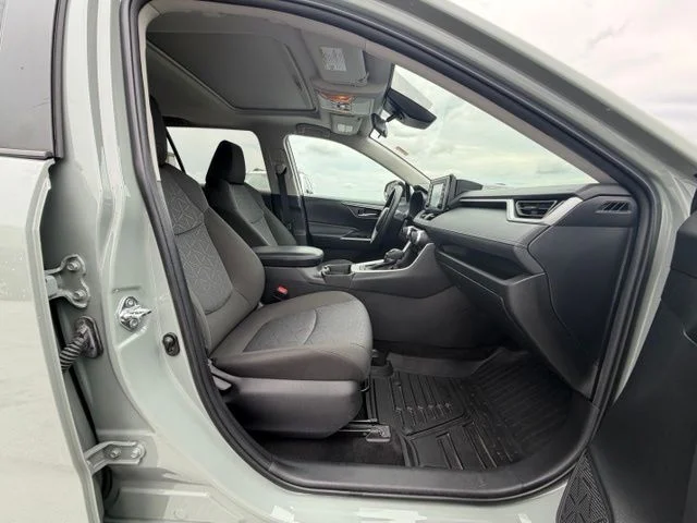 Used 2021  Toyota XLE image 17