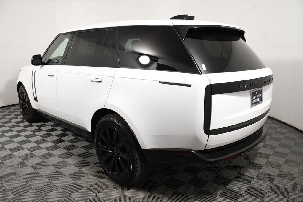 New 2026 Ostuni Perl Wh Land Rover SE image 4