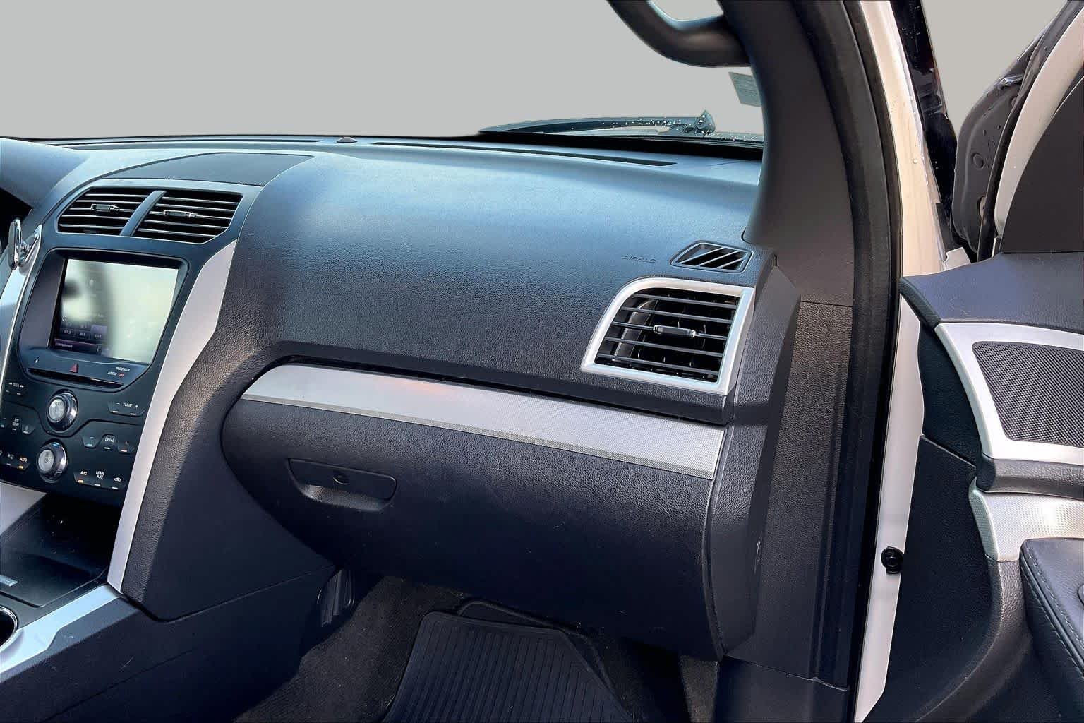Used 2013 White Platinum Metallic Tri-coat Ford XLT image 16