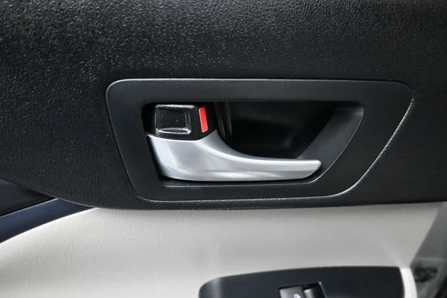 Used 2017 Silver Toyota XLE image 13