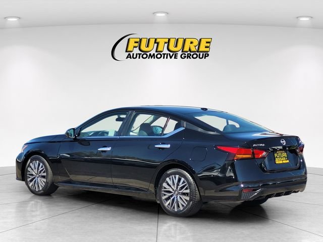 Used 2025 Black Nissan 2.5 SV image 7
