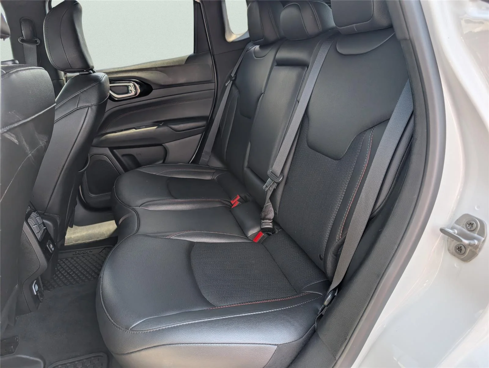 Used 2025 Bright White Clearcoat Jeep Trailhawk image 29