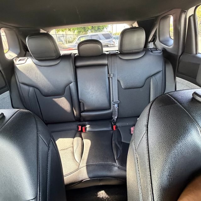 Used 2024 White Jeep Latitude image 33