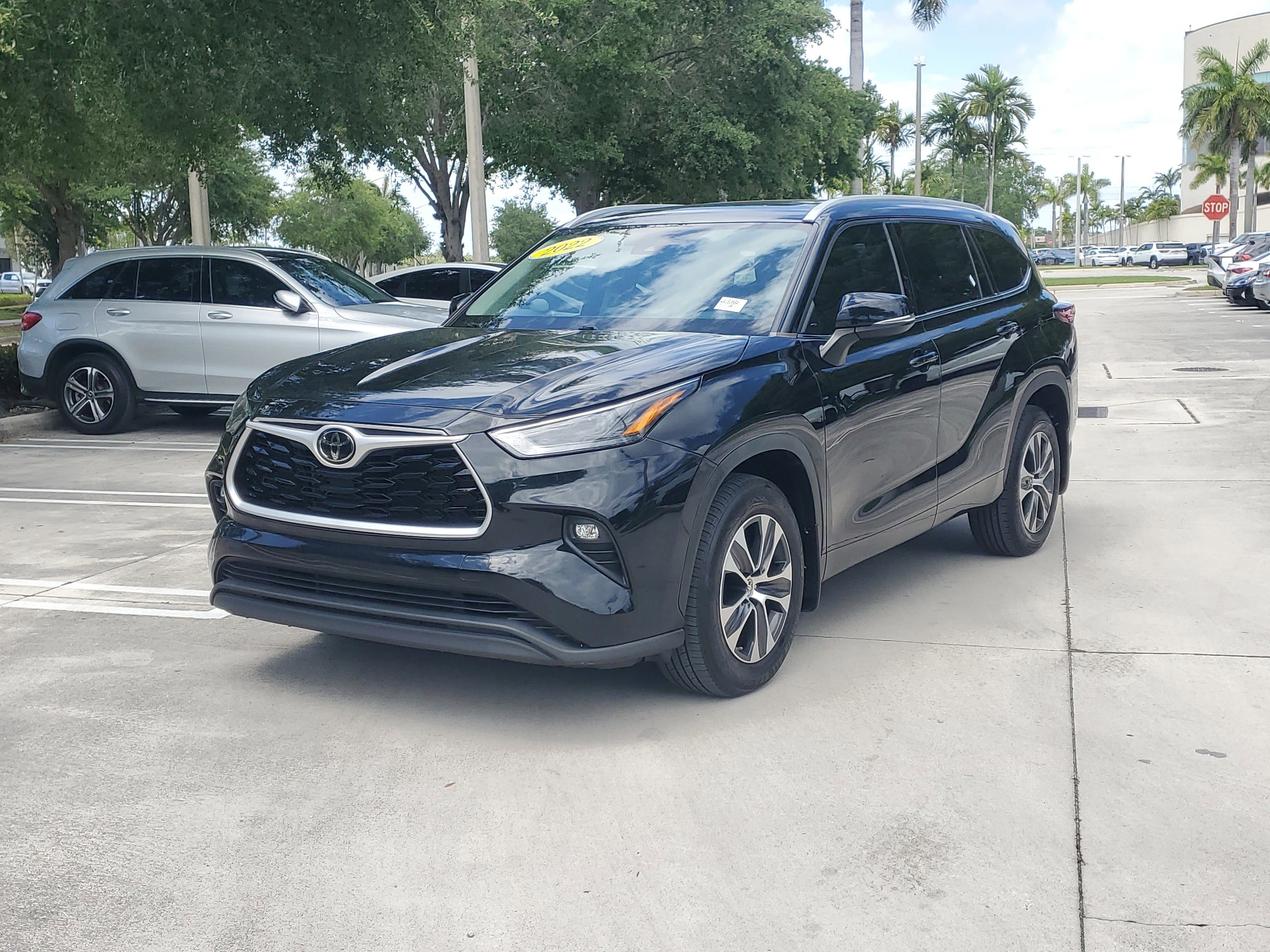 Used 2022 Midnight Black Metallic Toyota XLE image 7
