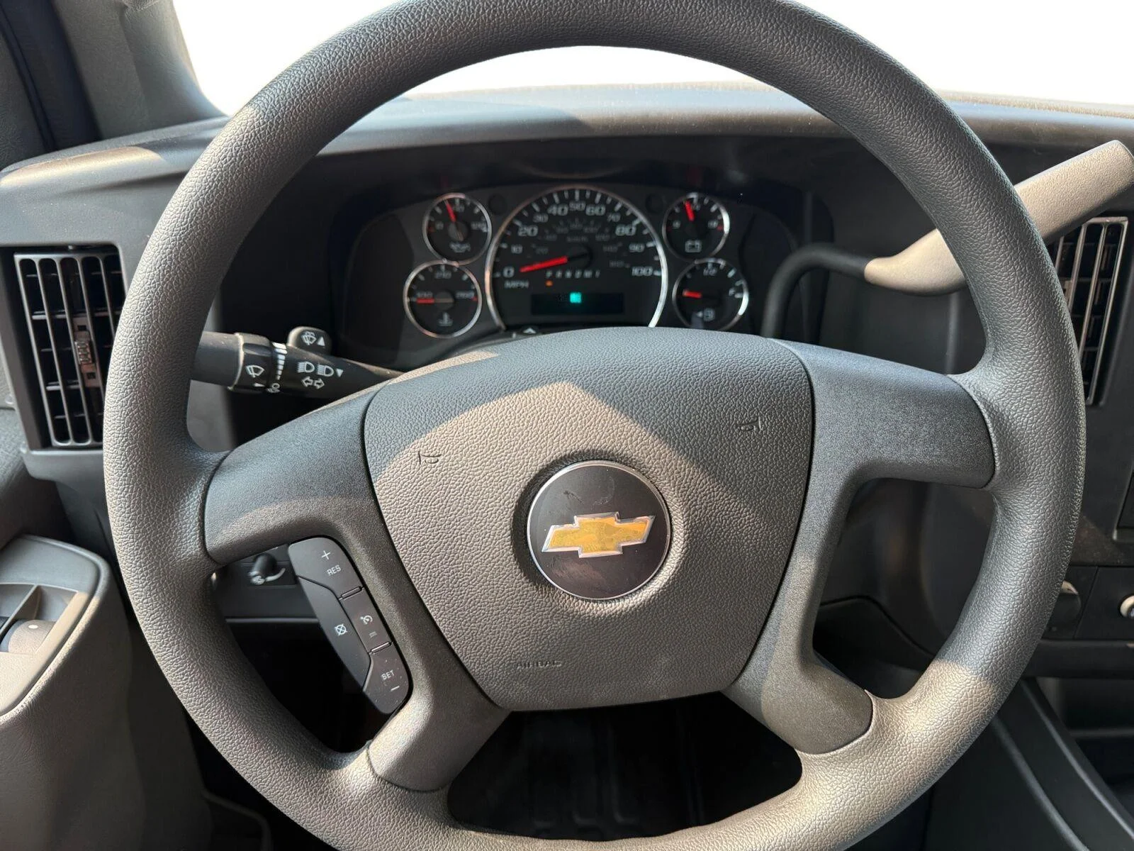 New 2026 Summit White Chevrolet 1WT image 24