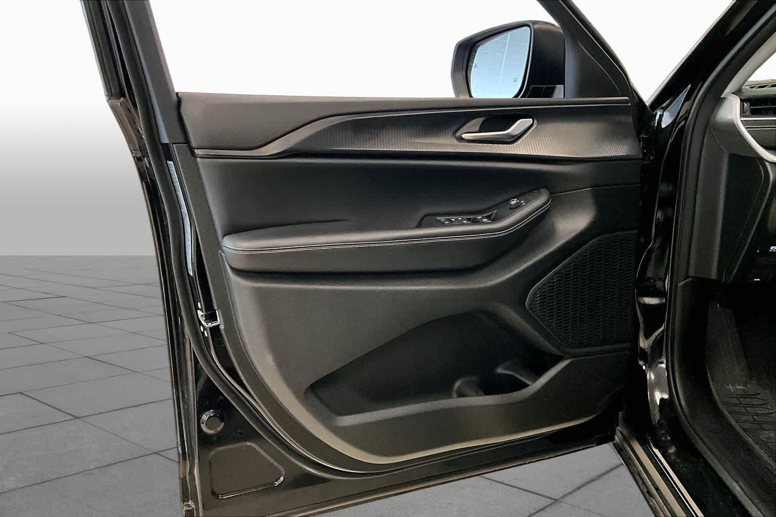 Used 2023 Diamond Black Crystal Pearlcoat Jeep Laredo image 20