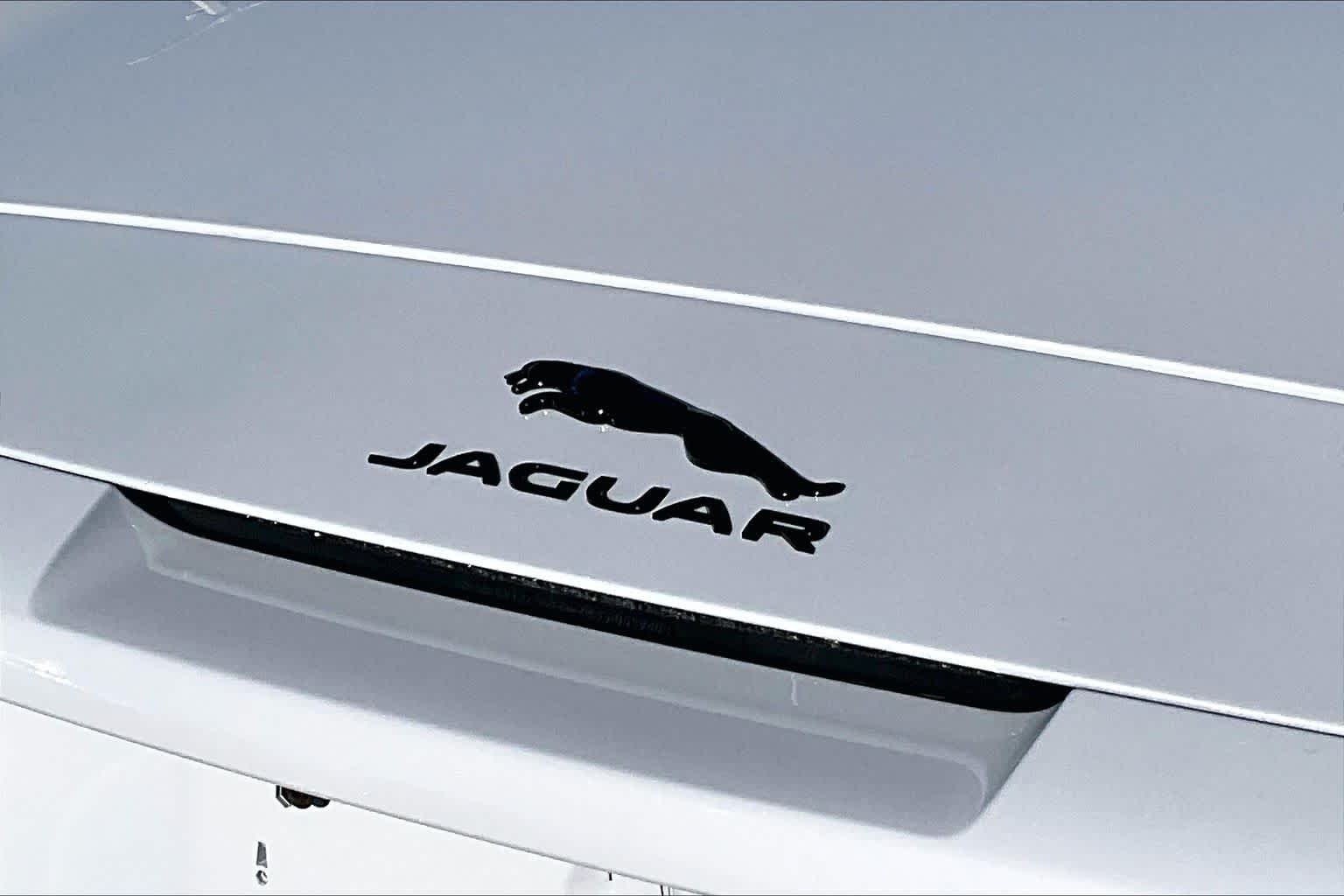 Used 2016  Jaguar R image 23