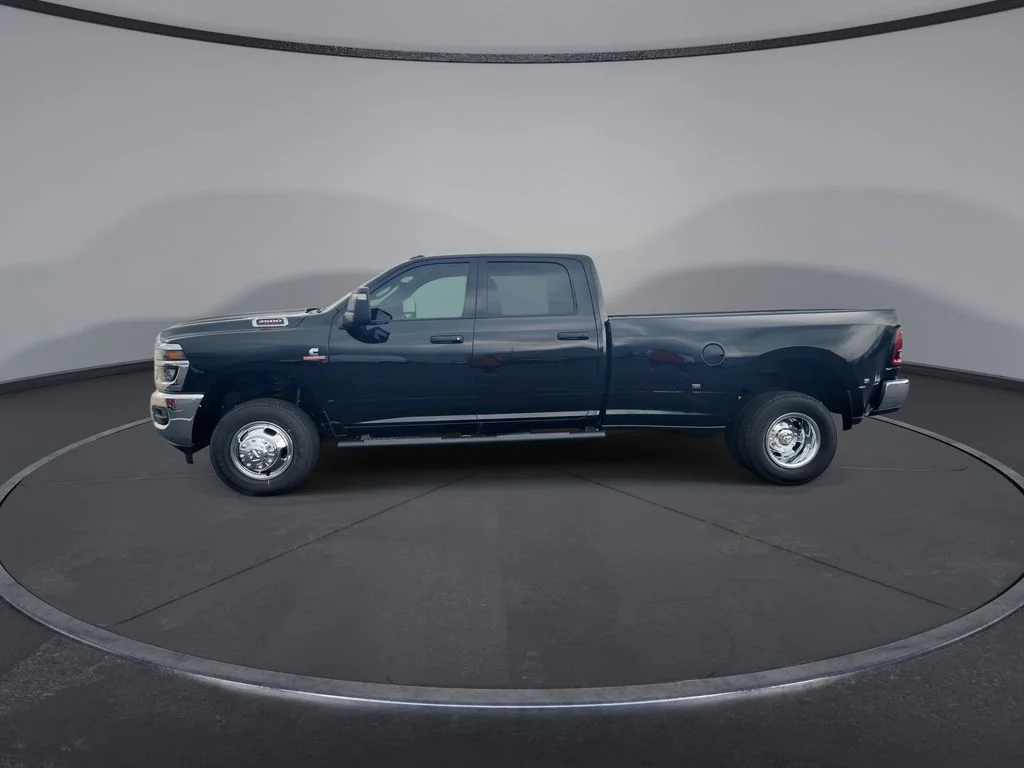 New 2026 Diamond Black Crystal Pearl-Coat Exterior Paint RAM Tradesman image 5