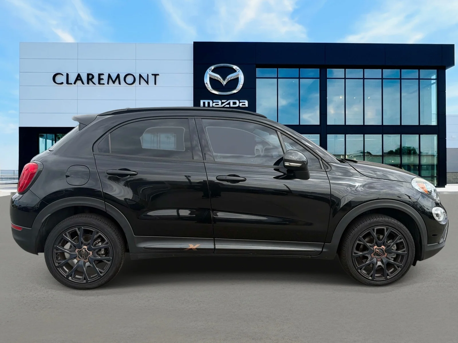 Used 2018 NERO CINEMA (BL FIAT Urbana Edition FWD image 4