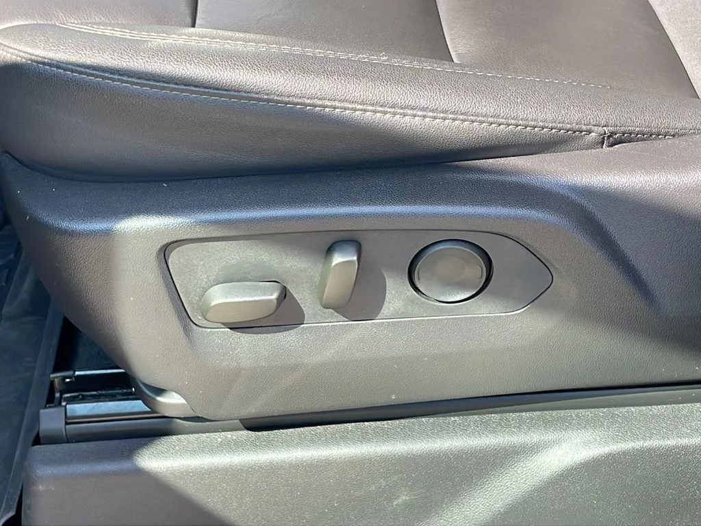 Used 2025 Black GMC Elevation image 33
