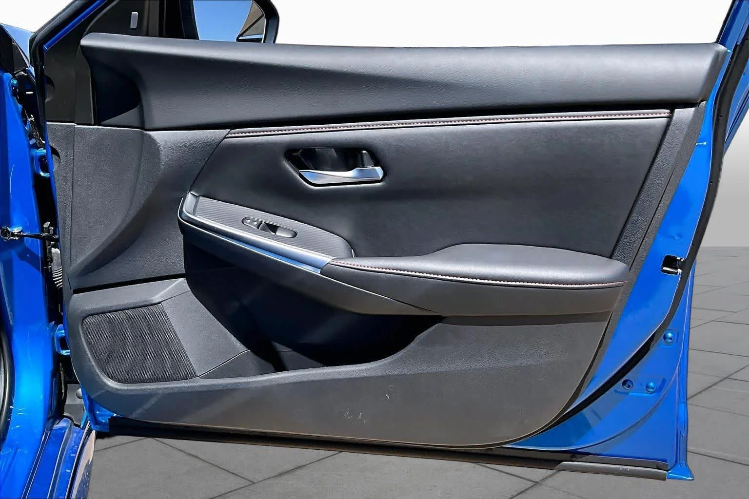 Used 2025 Electric Blue Metallic Nissan SR image 25