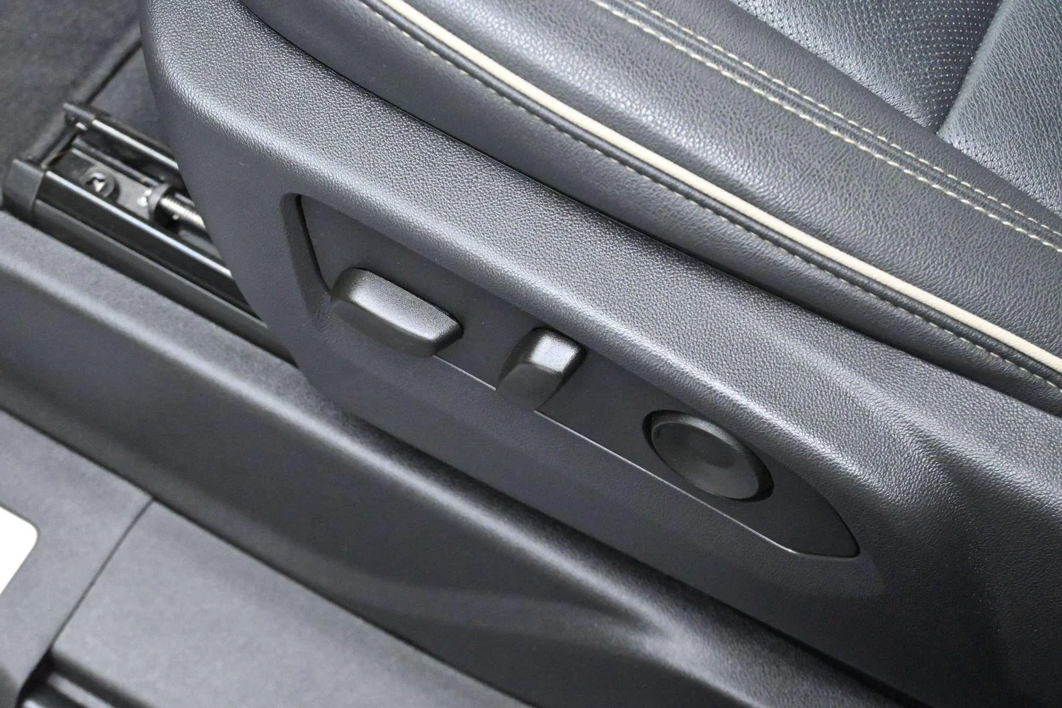 Used 2025 Sterling Metallic GMC Elevation image 14