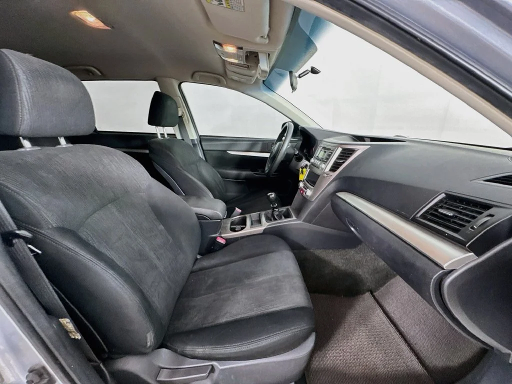 Used 2013 Silver Subaru 2.5i image 29