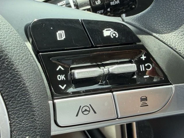 Used 2022 Silver Hyundai SEL image 29