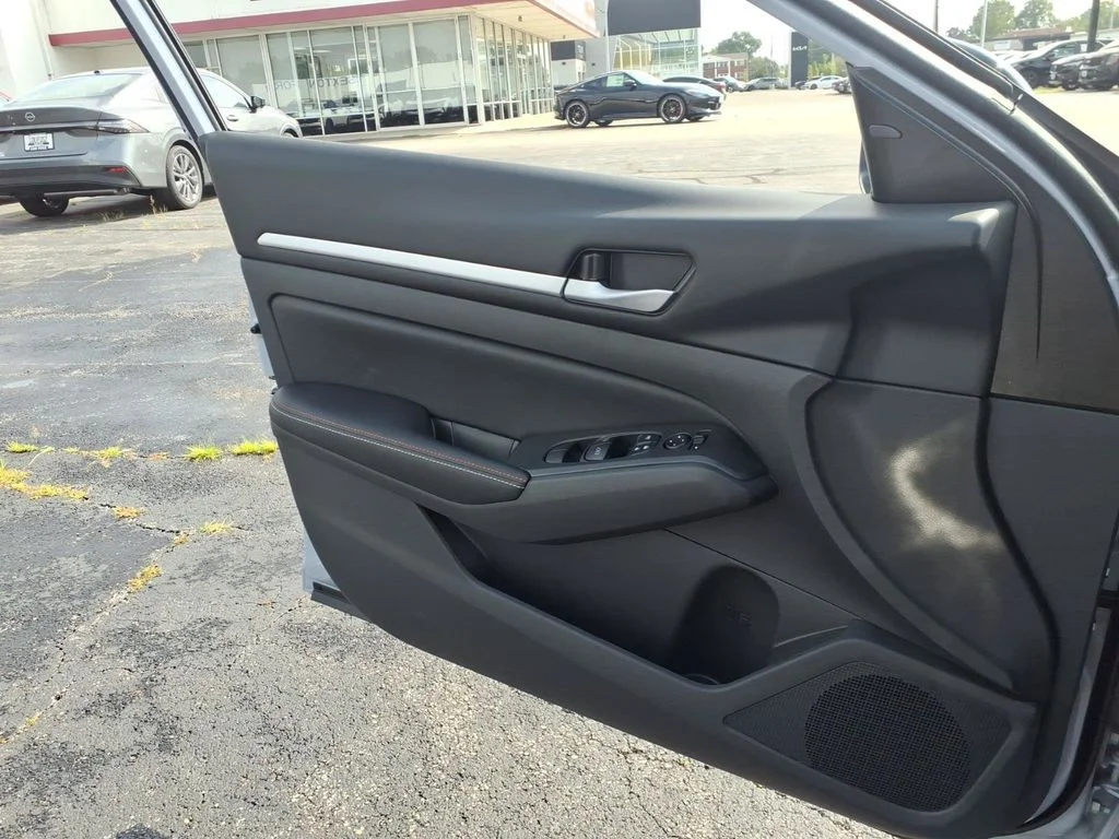 New 2026 Gray Sky Pearl / Super Black Two-tone Nissan SR image 18