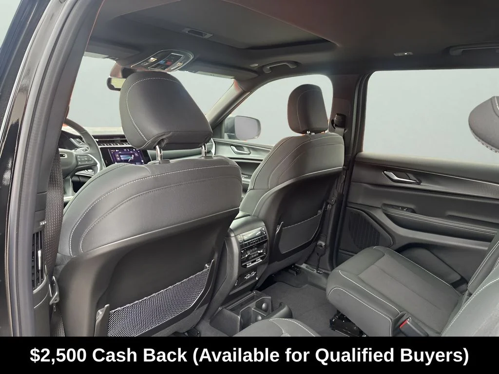 New 2025 Diamond Black Crystal Pearl-Coat Exterior Paint Jeep Laredo image 22