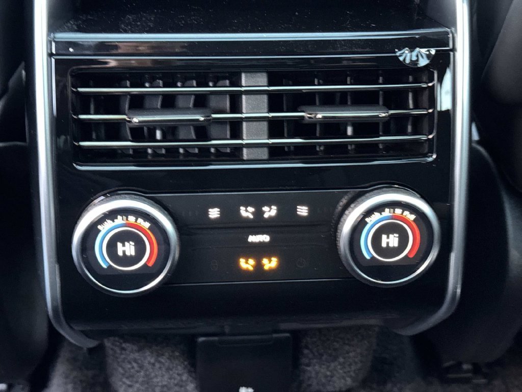 New 2027 Fuji White LAND ROVER  image 19