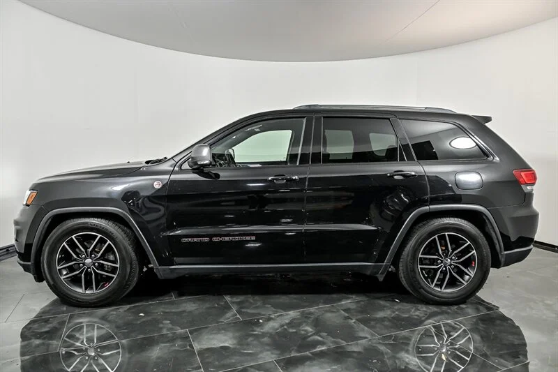 Used 2018 Diamond Black Crystal Pearl Coat Jeep Trailhawk image 6