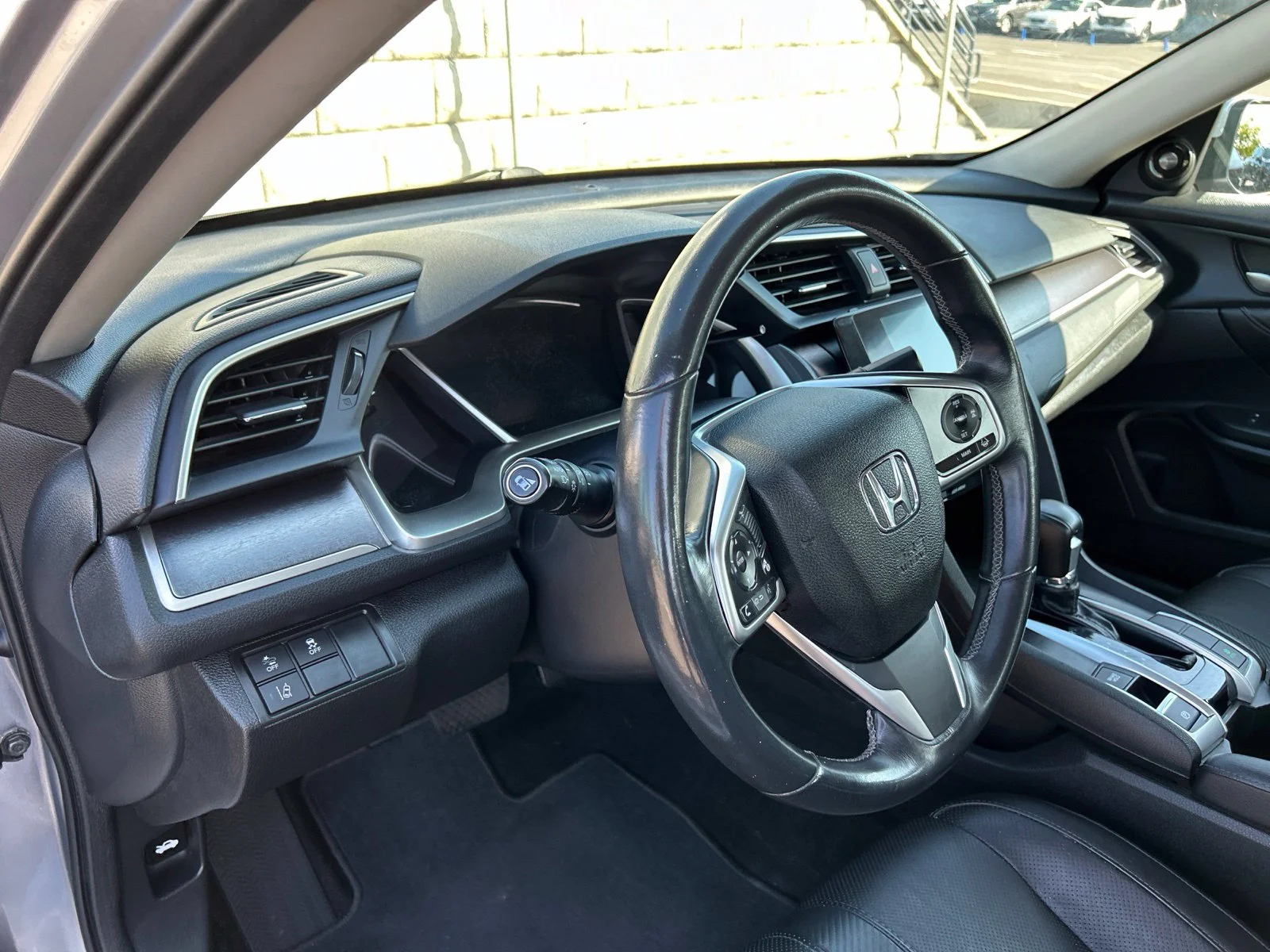 Used 2016 Lunar Silver Metallic Honda Touring image 7