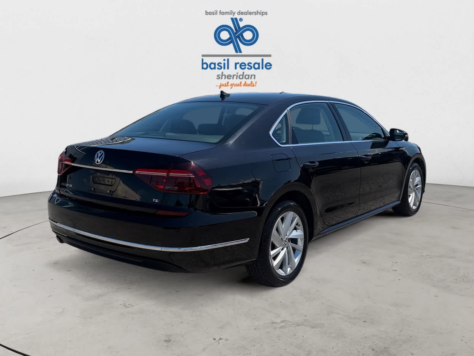 Used 2018 Deep Black Pearl Metallic Volkswagen 2.0T SE image 6