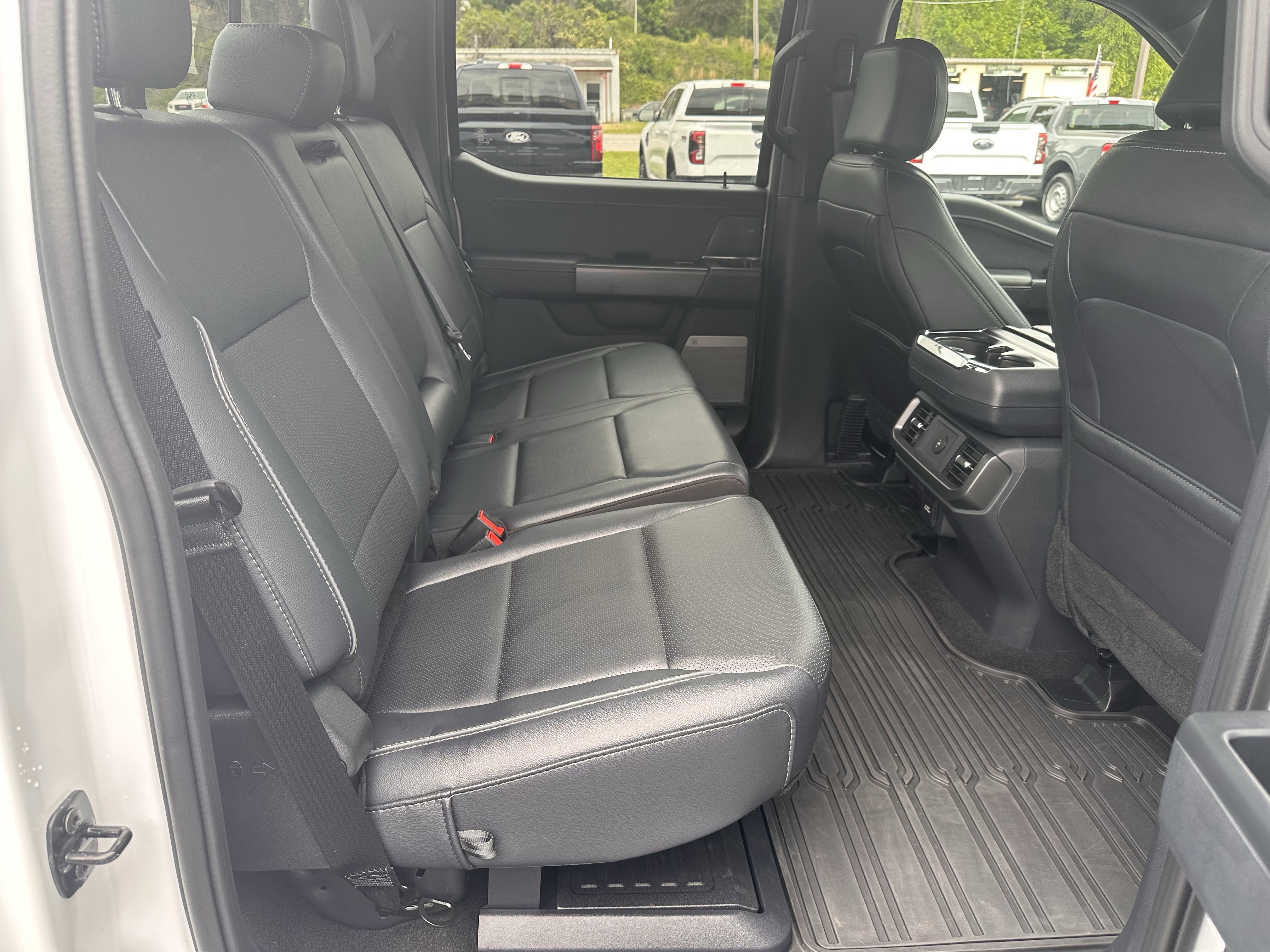 Certified Used 2025 Oxford White Clearcoat Ford LARIAT image 17