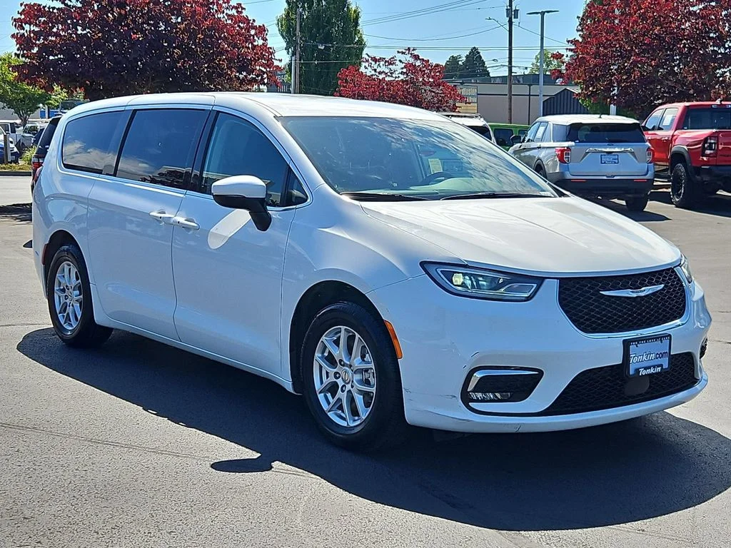 Used 2023 Bright White Clearcoat Chrysler Touring L image 8