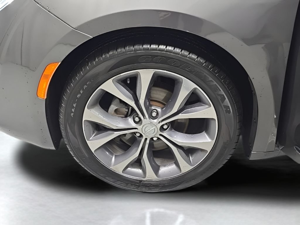 Used 2018 Gray Chrysler Limited image 34
