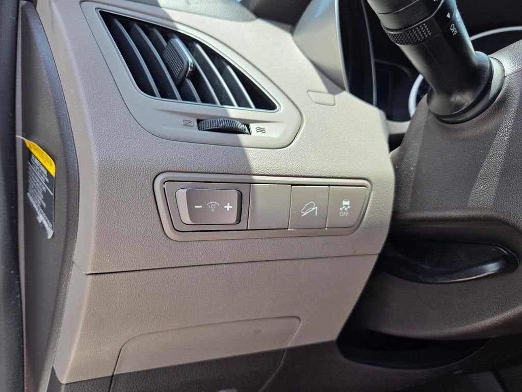 Used 2015 White Hyundai Limited image 23