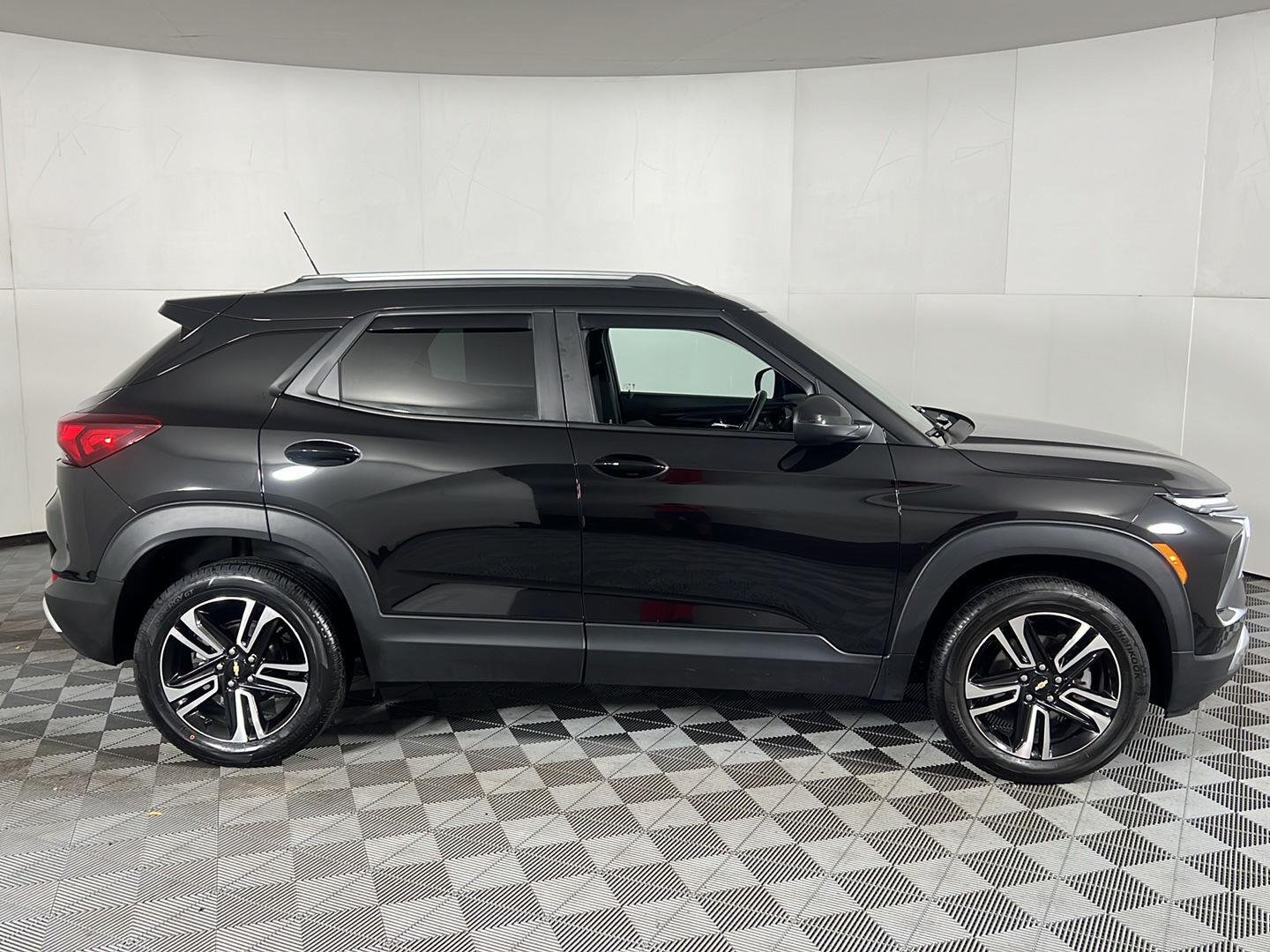 Used 2025 Mosaic Black Metallic Chevrolet LT image 3