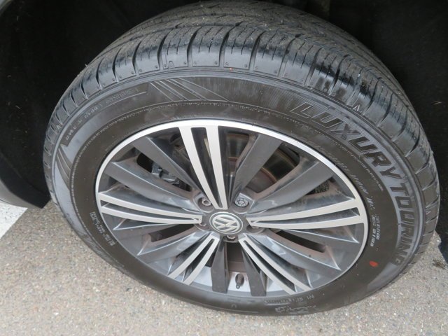 Used 2019 Cardinal Red Metallic Volkswagen SEL Premium image 34