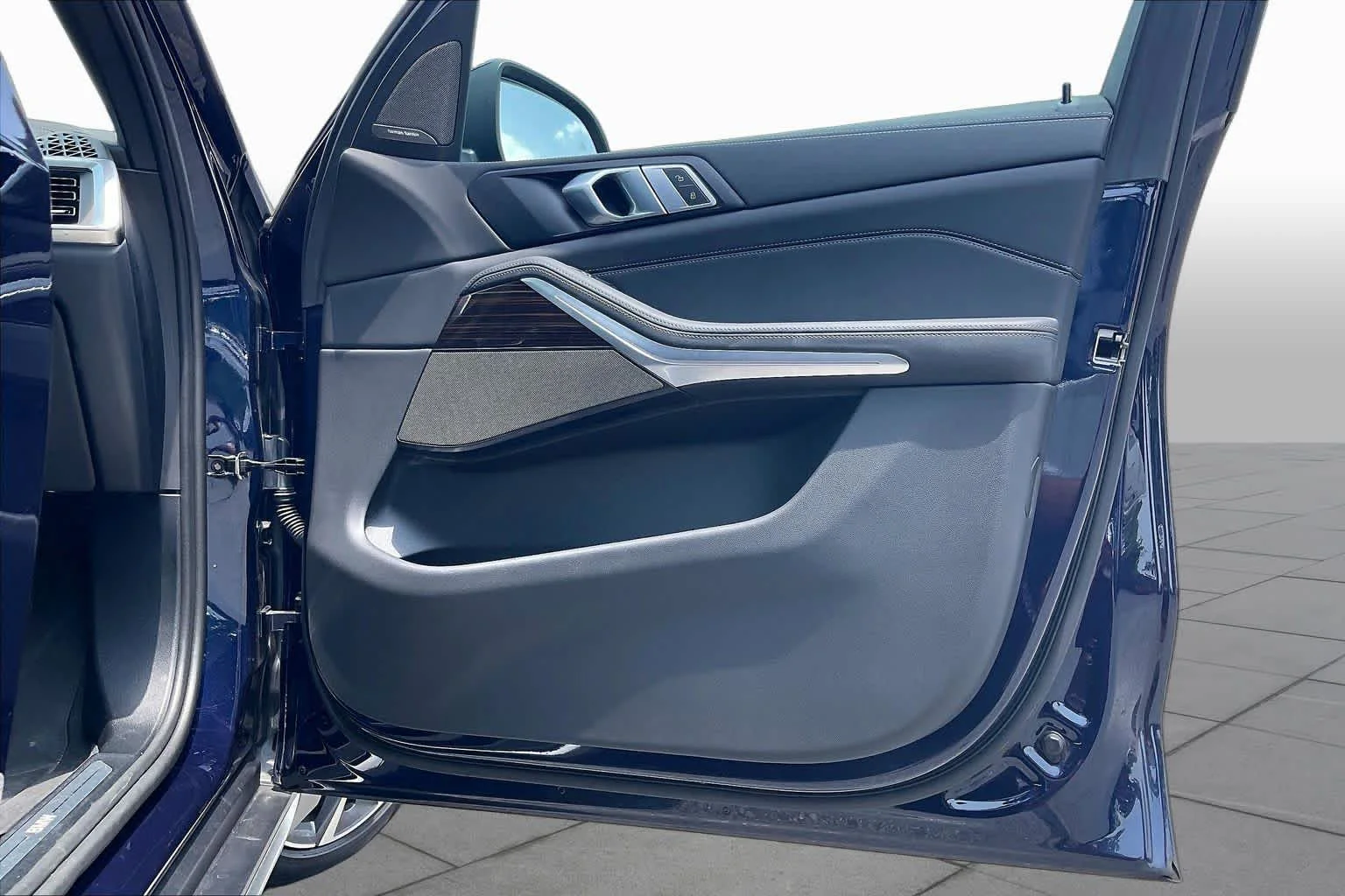 Used 2026 Tanzanite Blue II Metallic BMW xDrive40i image 24