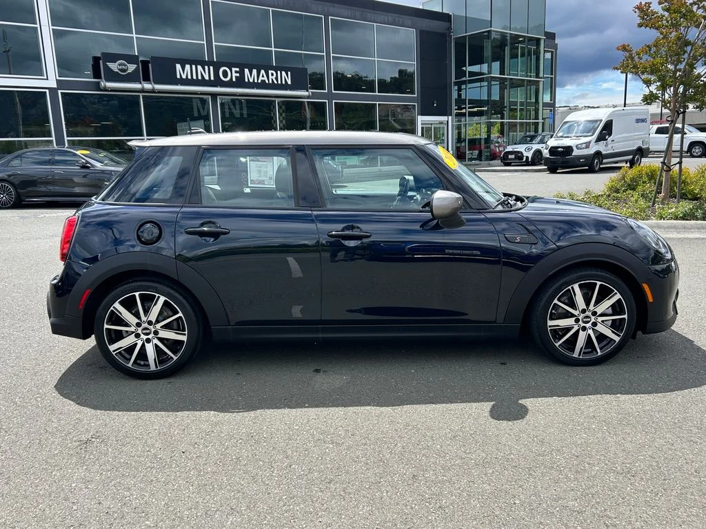 Used 2024 MINI Yours Enigmatic Black met MINI Iconic image 6