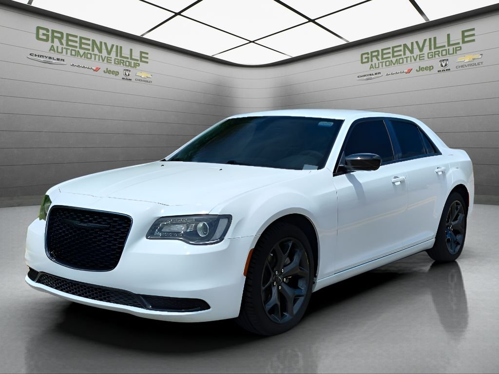 2023 Chrysler 300 Touring's photo