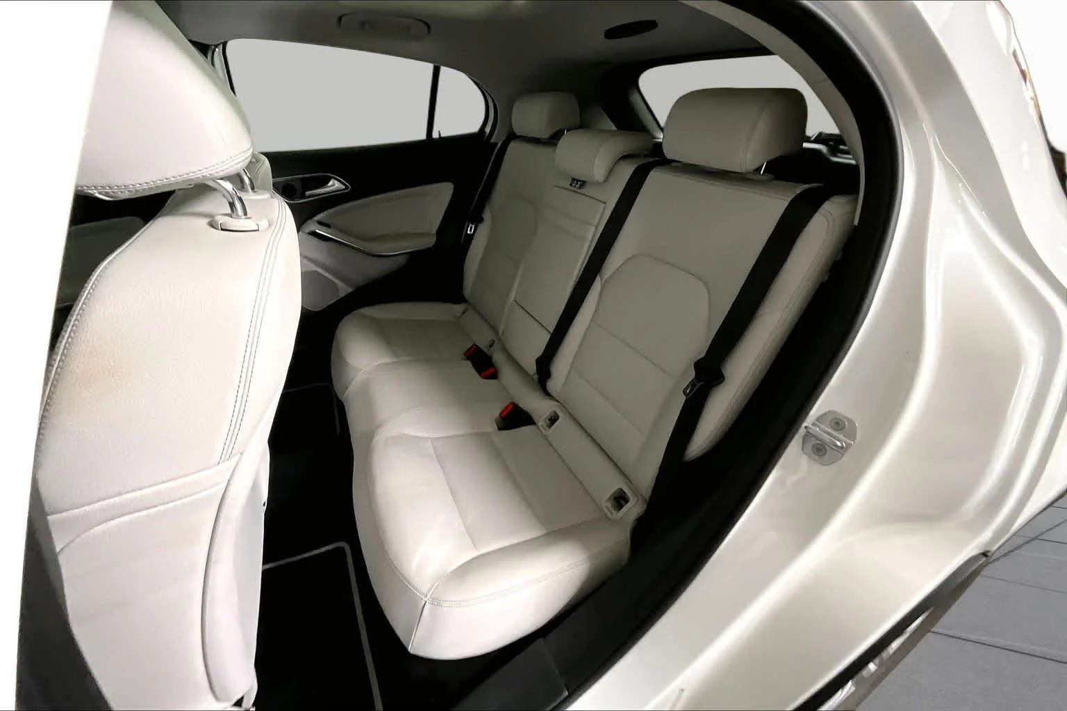 Used 2018 Polar White Mercedes-Benz GLA 250 image 21