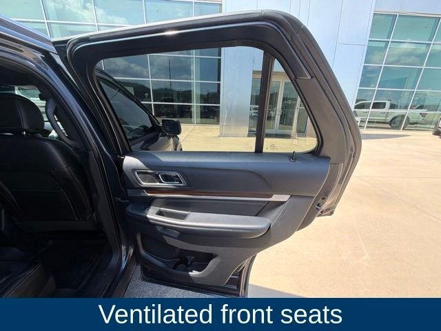 Used 2017  Ford Limited image 28