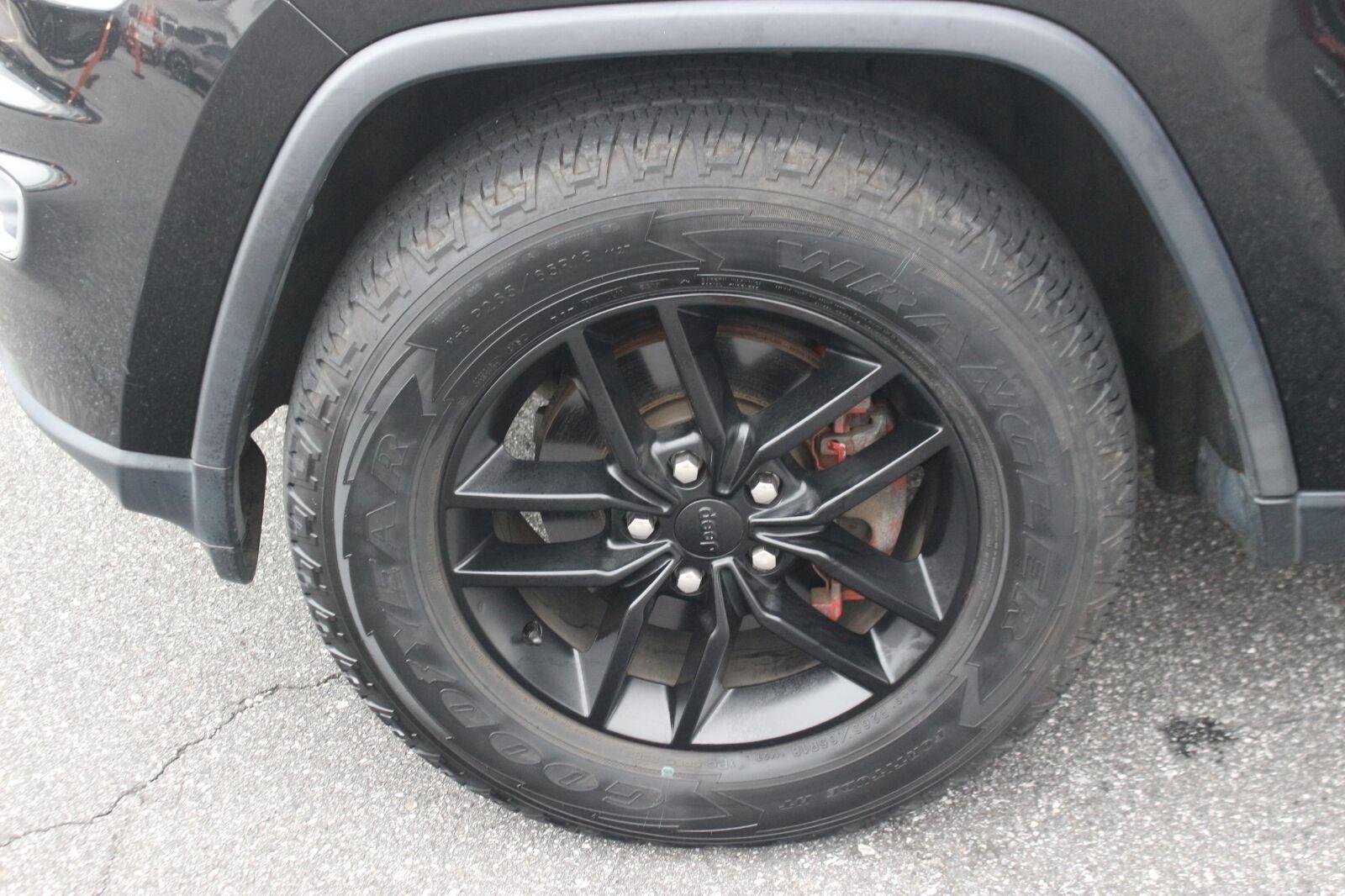 Used 2018  Jeep Laredo E image 33