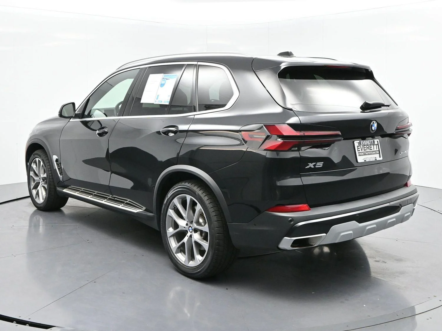 Used 2024 Carbon Black Metallic BMW xDrive40i image 5