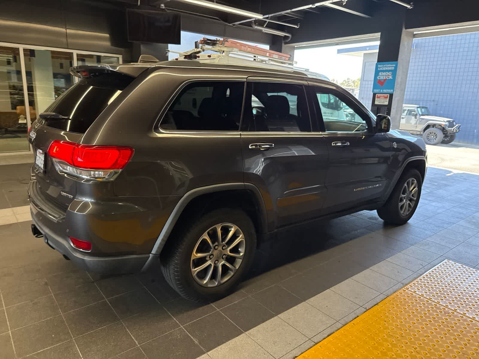 Used 2016 Granite Crystal Metallic Clearcoat Jeep Limited image 9