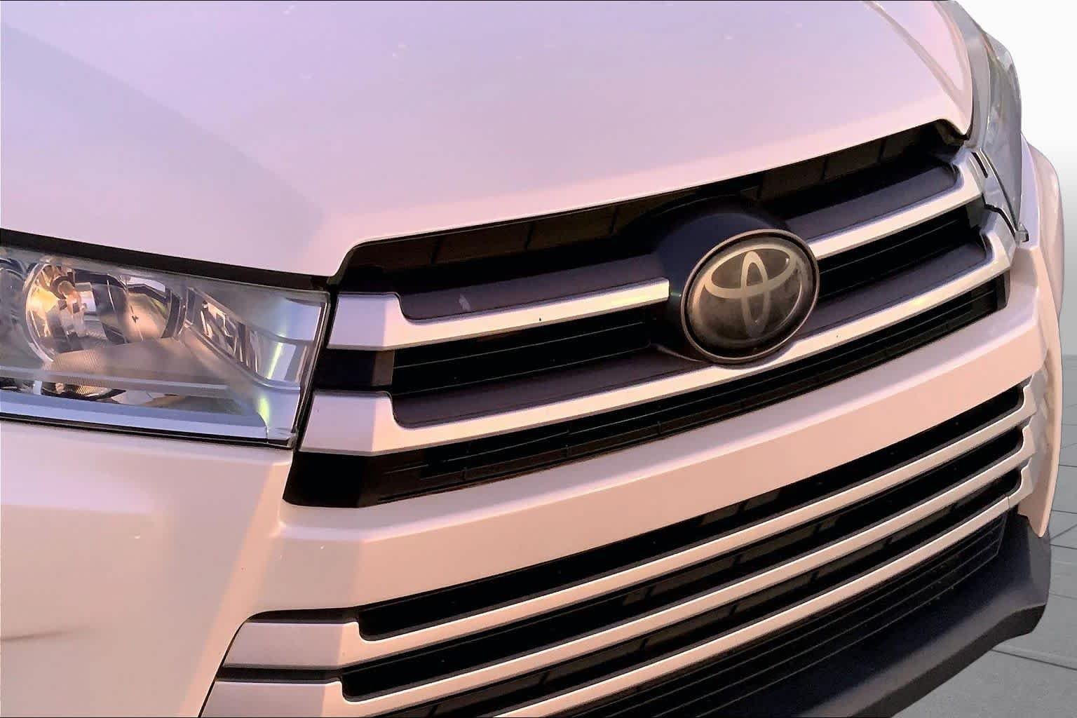 Used 2017 Blizzard Pearl Toyota LE image 29