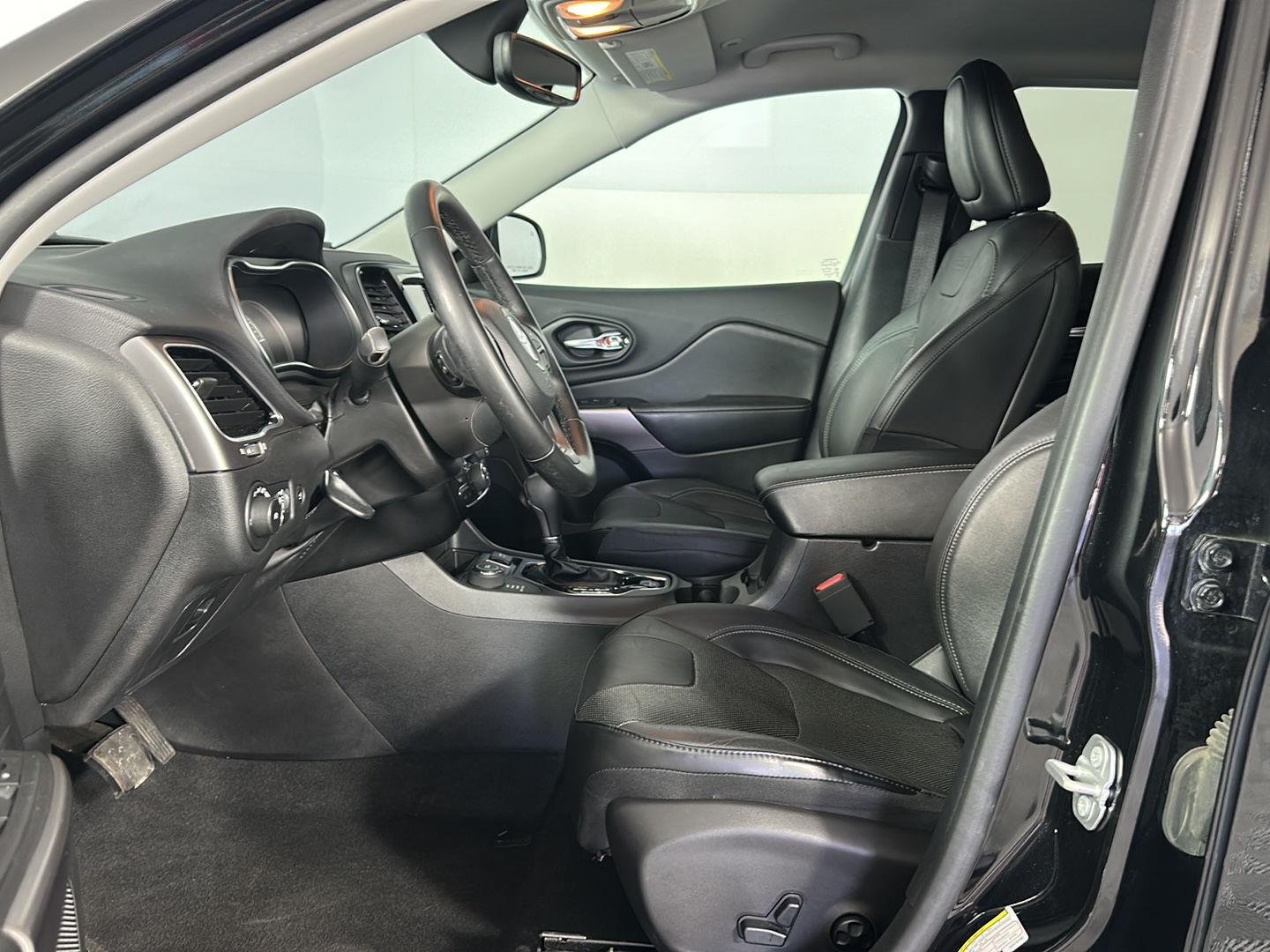 Used 2019 Diamond Black Crystal Pearlcoat Jeep Limited image 5