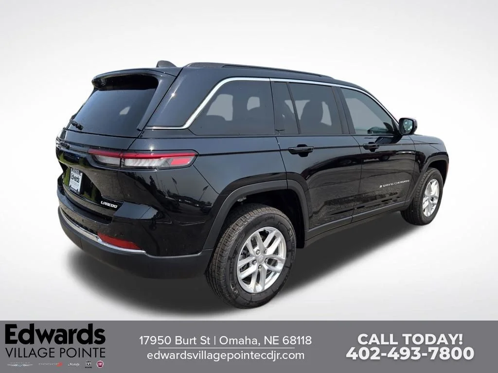 New 2026 Diamond Black Crystal Pearl-Coat Exterior Paint Jeep Laredo X image 3