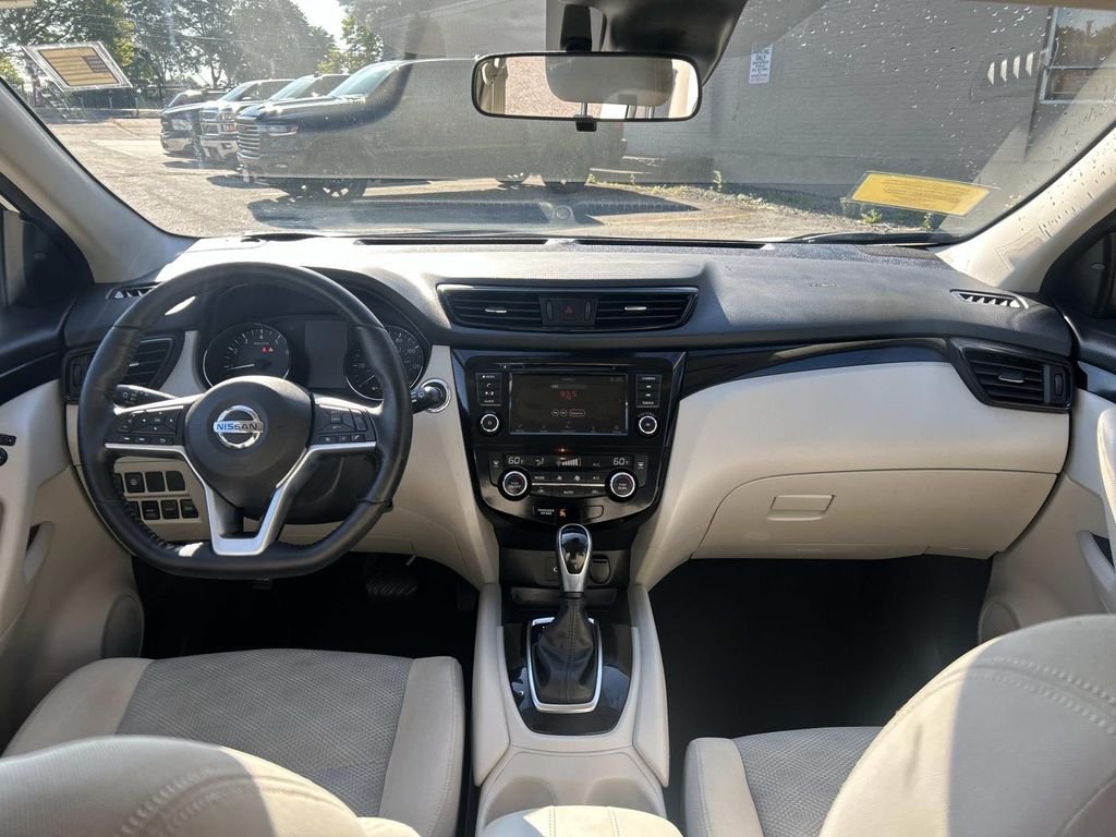 Used 2020 White Nissan SV image 18