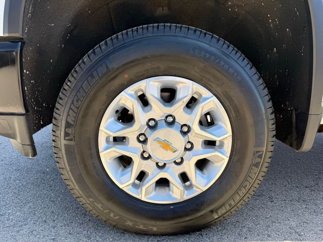 Used 2022 White Chevrolet  image 31