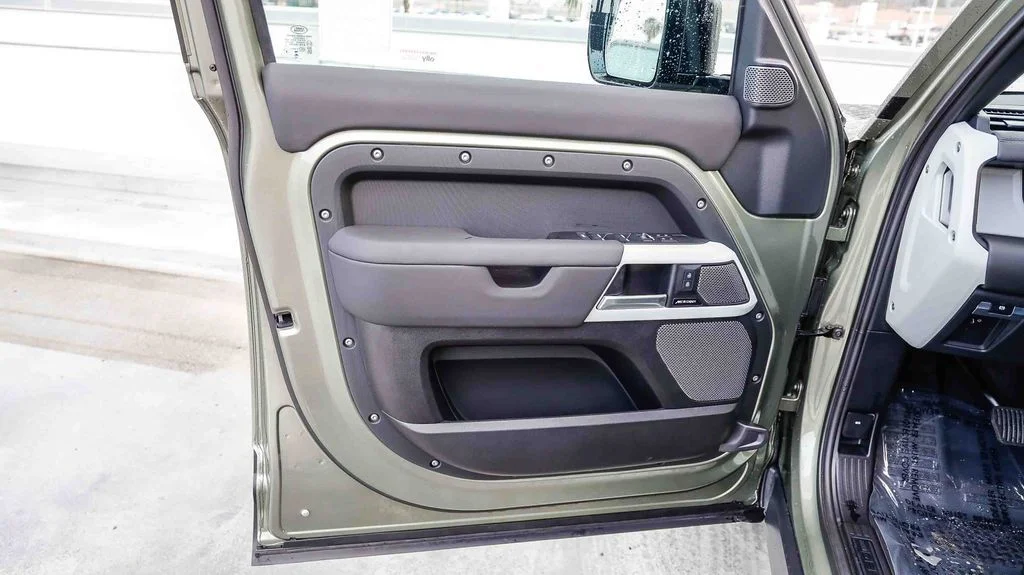 Used 2024  Land Rover S image 25