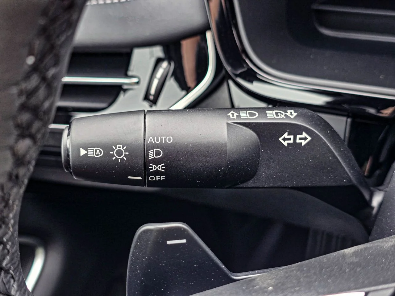 New 2027 2T RAD WHT INFINITI Sport AWD image 23