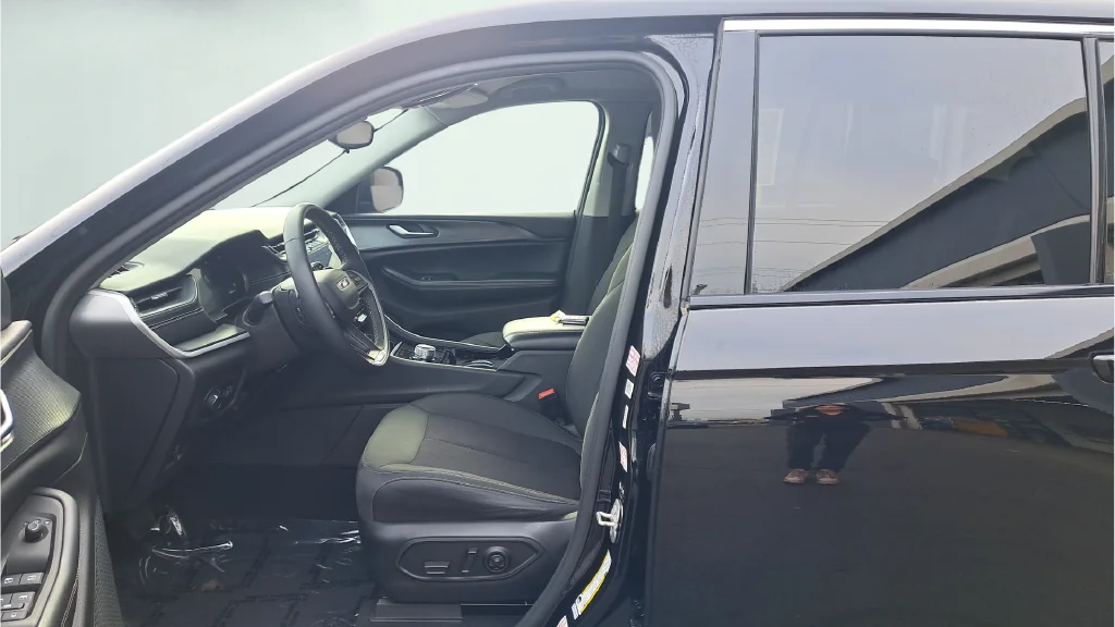 Used 2023 Black Jeep Laredo image 10