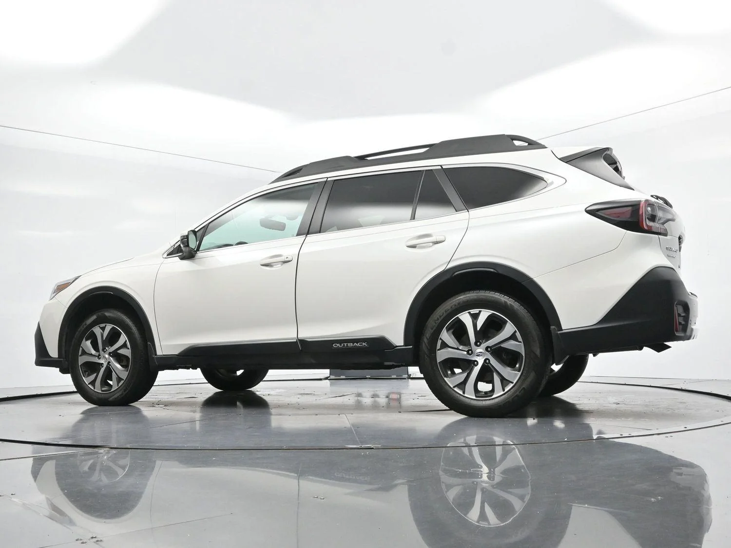 Used 2022 Crystal White Pearl Subaru Limited image 44
